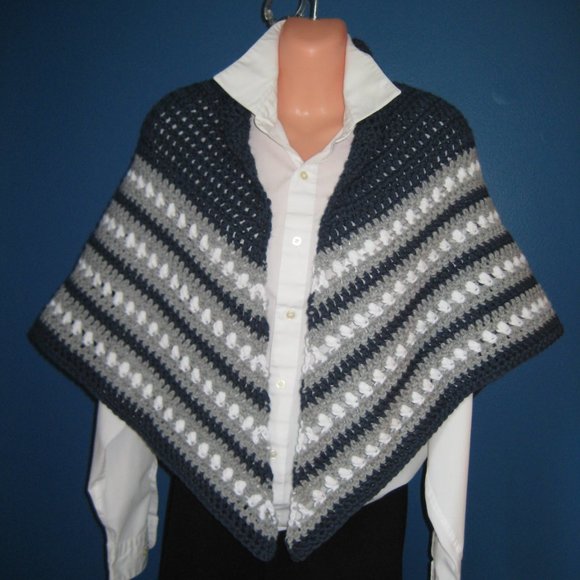 Blue , Gray &  White Hand Knit Shawl / Coverlette / Triangle Wrap - Picture 3 of 6